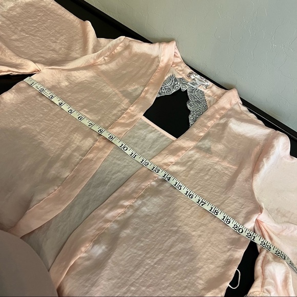 Band of Gypsies pink satin flowy Kimono with white lace trim,open back,overszd - Picture 12 of 12
